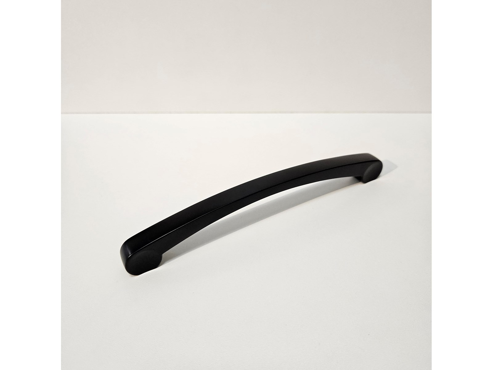 RUČKICA CRNA MAT H1325 180/160mm d28mm