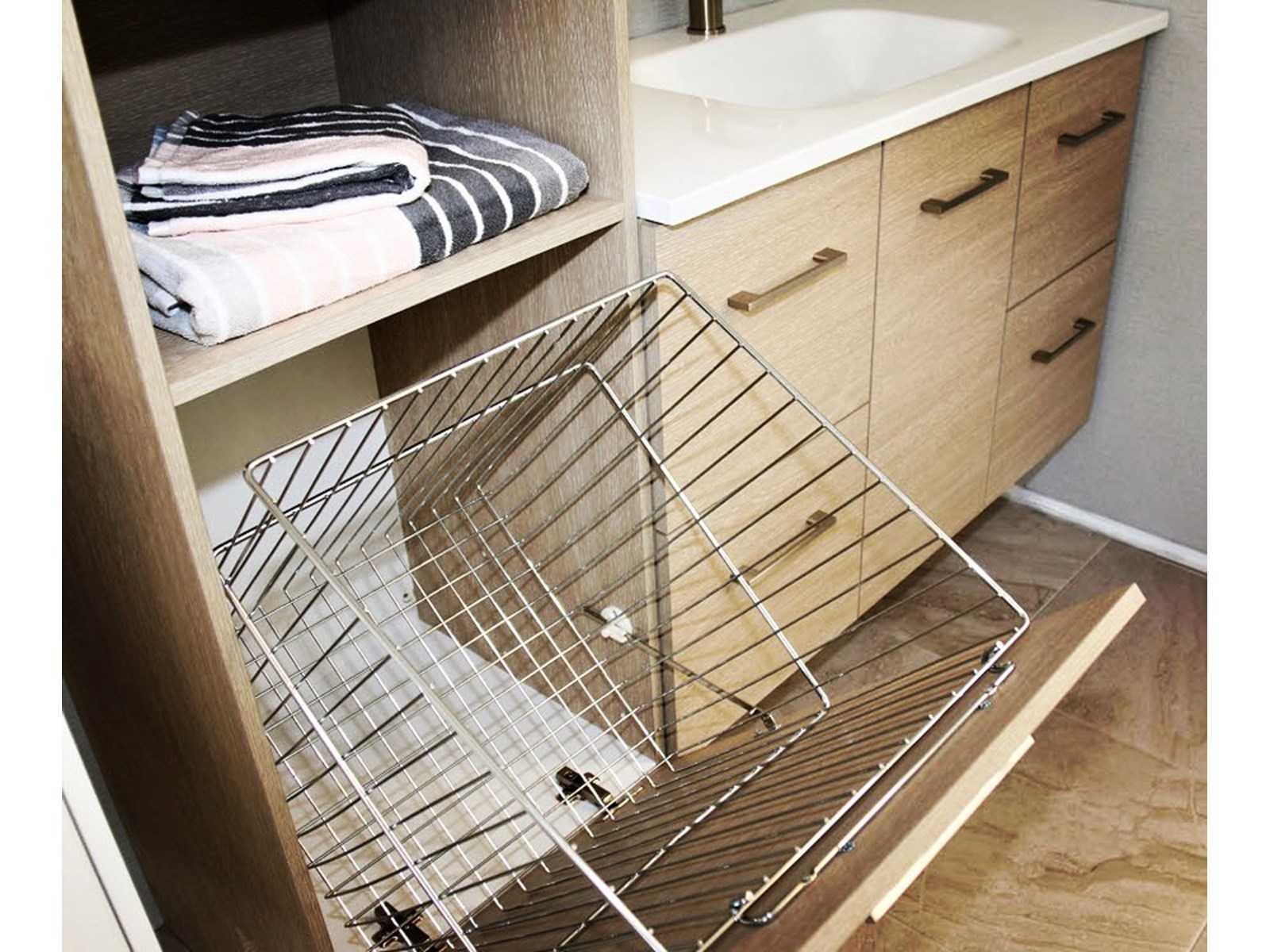 KOŠARA ZA PRLJAVO RUBLJE 325x580x270mm/NA FRONTU