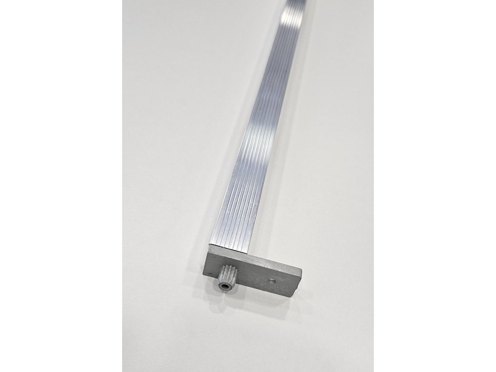 ALUMINIJSKI VEZNIK SA NOSAČIMA1000x18x18-do isteka