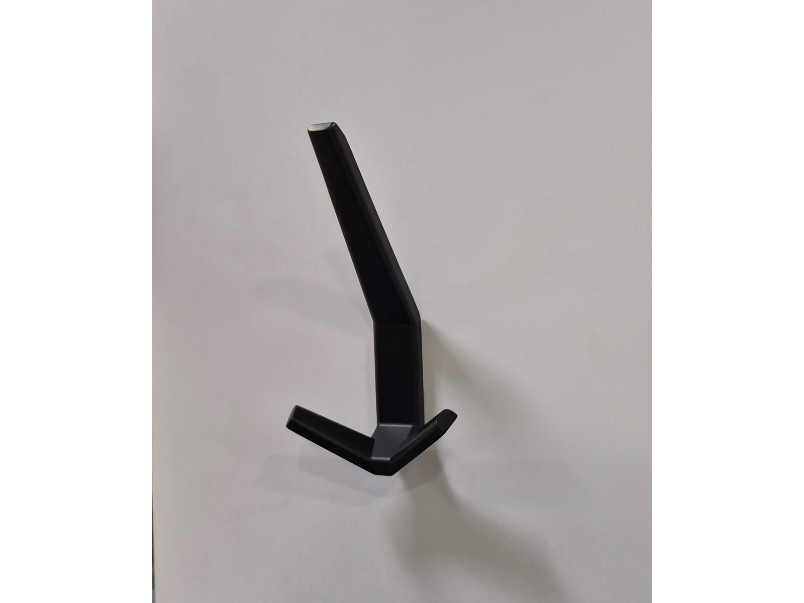 VJEŠALICA ZA JAKNE I KAPUTE WM-057 CRNA MAT